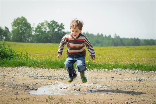 ein Junge, der auf einem Feldweg läuft